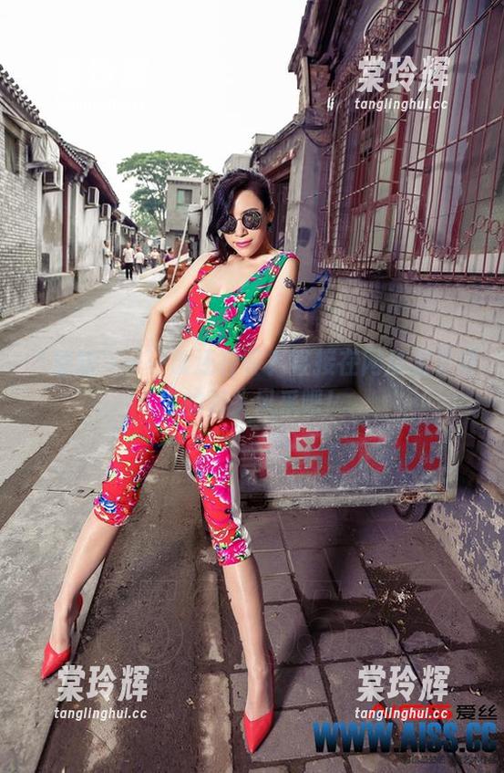 “爱丝”——谁还在等？直接在网盘里下载你的街头风采吧！