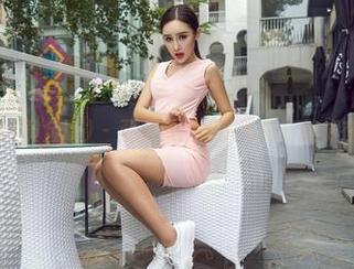 AISS爱丝(黄金版) – 亚美依的街头写真：丝袜在风中翩跹