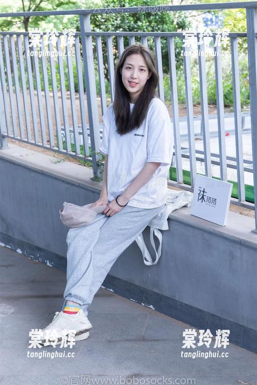 BoBoSocks袜啵啵-雪糕 BoBoSocks袜啵啵 - 图册情报:雪糕的裸足,似乎在撒娇又在挑逗?