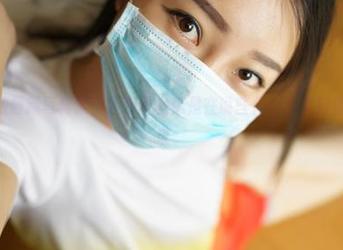 看ROSI的最新写真集，红色蕾丝像是在说些什么，又好像什么都没说。