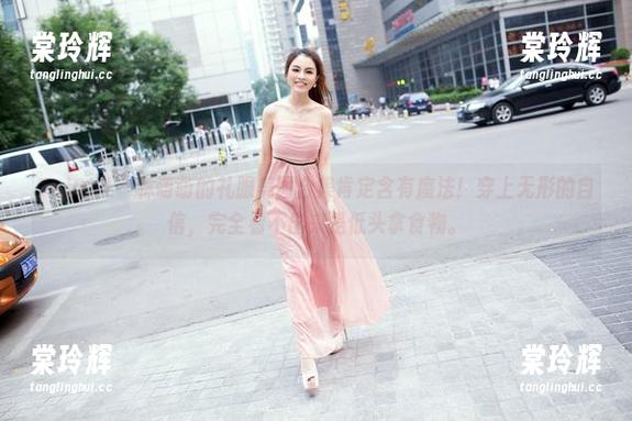 TuiGirl-林萌萌 TuiGirl - 林萌萌的礼服美图合集肯定含有魔法!穿上无形的自信,完全看不出来是低头拿食物。