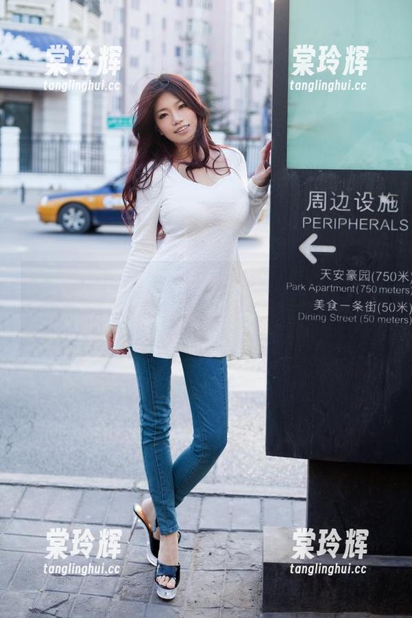 TuiGirl推女郎-纯小希 TuiGirl推女郎 - 校园探险,纯小希的免费照片如同随意撒落的糖果,甜蜜又迷人。