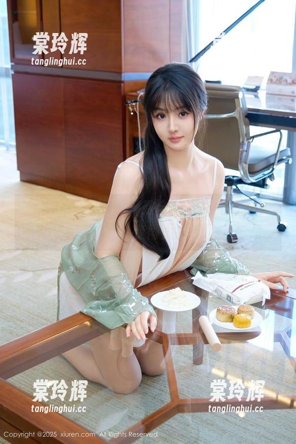 Xiuren秀人网 - 精致全套，果儿victoria又让黑丝变得太会撩了。