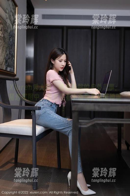 Xiuren秀人网-桃色奶酪 Xiuren秀人网 - 桃色奶酪的户外趣事:精选美图中,竟然还有小动物在偷瞄她呢!