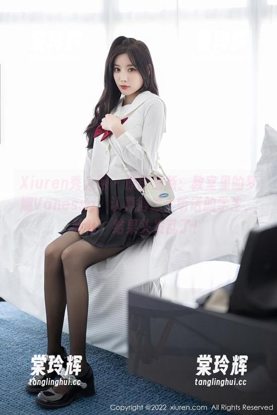 Xiuren秀人网 - 原图最新：教室里的梦娜Vanessa，认真得像个听话的学生，哈哈，结果头发乱了！