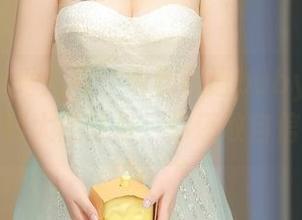 Xiuren秀人网 – 看到私语baby的礼服，福利大概就是：你还敢自信吗？