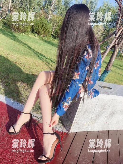 微密圈 - 又见更新：丝月神的白色绫丝过膝，一路吸引视线，但为何又心生疑问？
