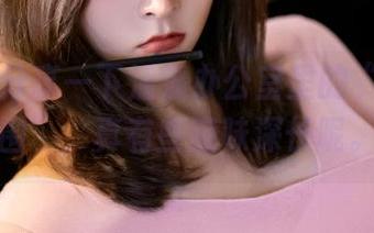 丽柜 – 分享一下潘潘办公室里的“工作氛围”，真有些意味深长呢。