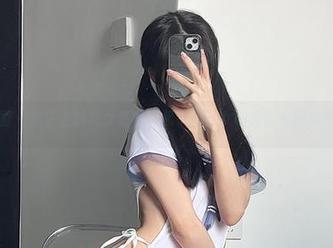 微密圈 – 椅子上的美女竟然挺起来了，女刺客的套图来助力！