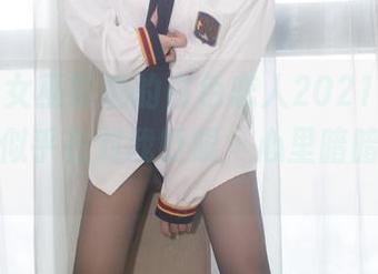 观看小女巫露娜的白色恋人2021，图片中的她似乎在对我眨眼，心里暗暗犯嘀咕。