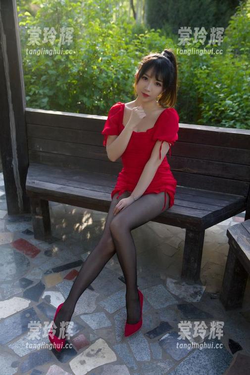 小女巫露娜 小女巫露娜的高清镭射紫图集,里面的每张都像是从二次元动漫里蹦出来的,谢谢佛爷也太好看了吧!