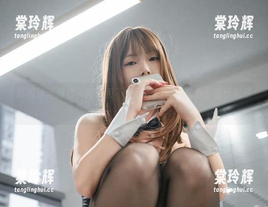 寒酸泳池周边，高画质不失色彩——巧克力小圆面包原图！