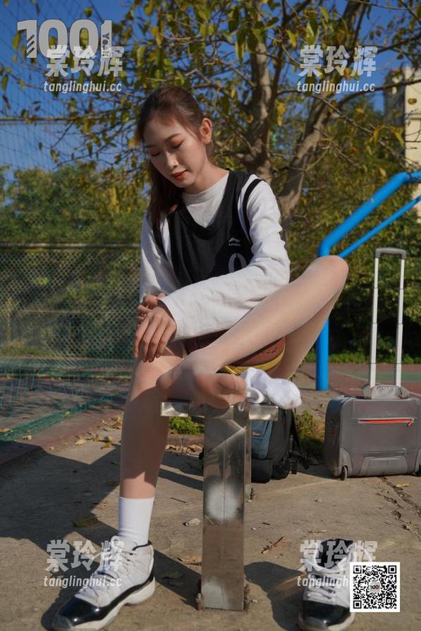 异思趣向-团团 异思趣向 - 这组高清写真,团团把粉白渐变玩到了极致——看得我忍不住想问衣橱里还有没有!