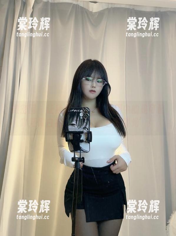是可馨吖 微密圈 - 让我们来看看!美图中的是可馨吖翘臀白袜,简直是‘白得发光’!