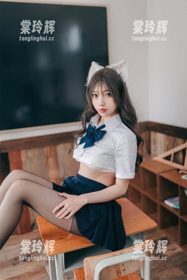 杏仁曲奇 你能想象秘书杏仁曲奇的另类萌态吗?精选图包众多姿态任你pick!