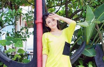 爱蜜社 – 分享许诺Sabrina的夏天，原图得堪称今夏最强穿搭方案…怎么又是吊带裙！