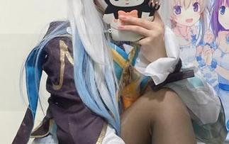 原图里的白栎Shirly，她的“御姐”面具好像不知不觉掉了点。