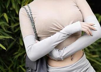 秀人网 – 妙可可Cheese的泳装写真：合集里的泳池派对，别问我水为何蓝