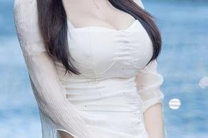 秀人网 – 小雨baby的油亮艾草：原图与照片的碰撞居然这样有趣！