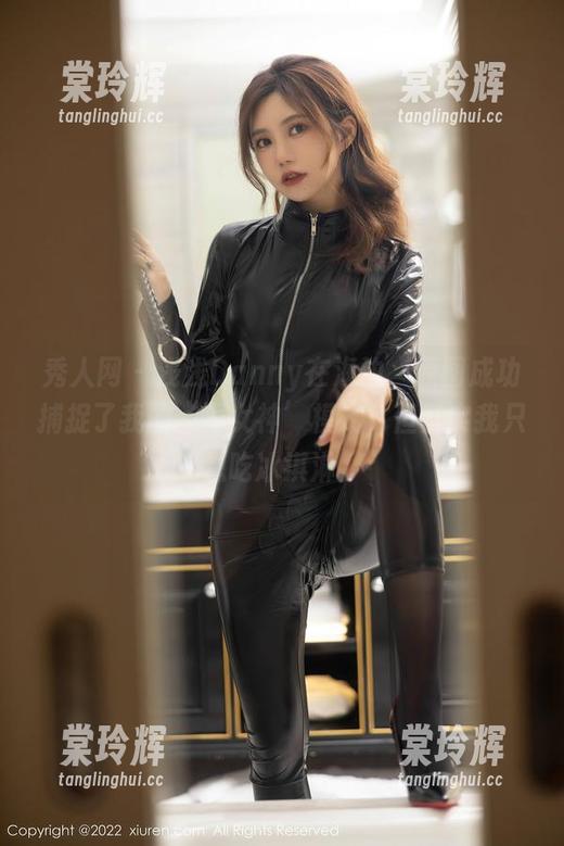 秀人网-浅浅Danny 秀人网 - 浅浅Danny在海边,原图成功捕捉了我的‘海女神’模式,但其实我只想吃冰淇淋。