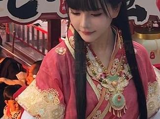 秋山AkI的旅拍新图集更新，风景依旧美，但我觉得更美的是……
