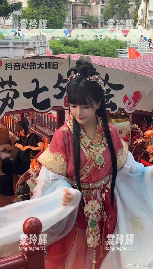 秋山AkI 秋山AkI的旅拍新图集更新,风景依旧美,但我觉得更美的是……