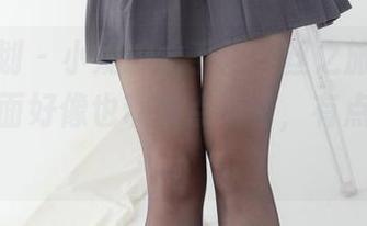 紧急企划 – 小婕的水手服黑丝之旅，精选出的画面好像也带着点不甘，有点小挑逗？