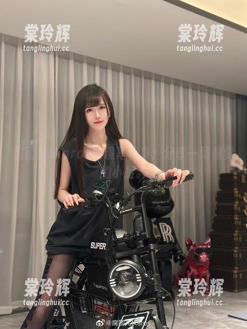 腐团儿Ikaros 腐团儿Ikaros眼镜写真集:分享一场视觉的小捉弄