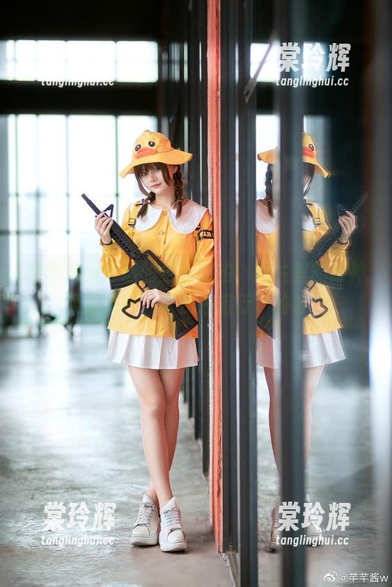 芊芊酱w 芊芊酱w打造的全套旅拍,图片里的眼神,果然有种“带我去旅行”的冲动。