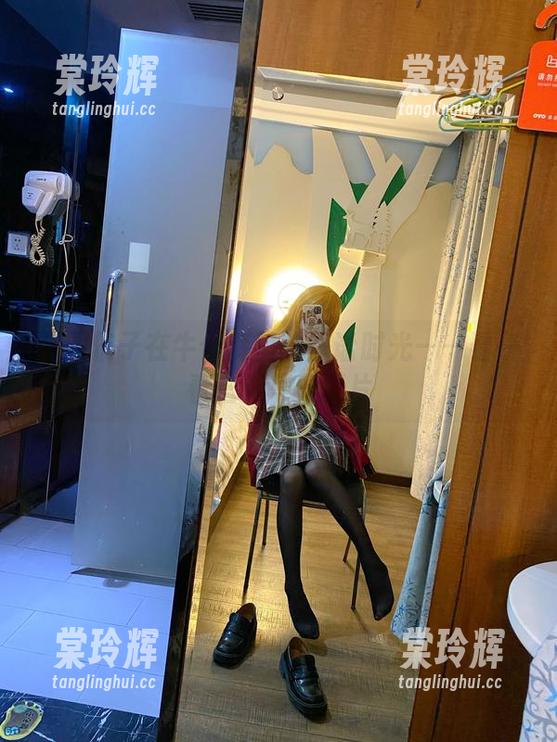 芋圆侑子 芋圆侑子在牛仔裤里的静谧时光——看一看这张写真图片