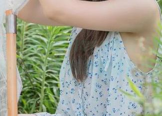更新来了！看花铃Hana如何让她的少女图集出乎意料地轻松愉快。