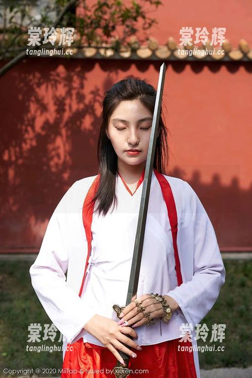 蜜桃社-王婉悠Queen 蜜桃社 - 追着光影走,原图中王婉悠Queen裸足的每一步都有点意思。