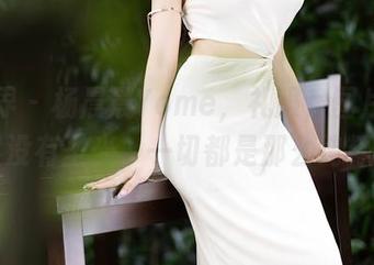 语画界 – 杨晨晨Yome，礼服，图片里居然没有圣光，一切都是那么纯粹。