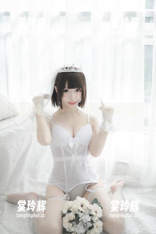 穹妹魔法：香川澪的白裙与私房美图的完美搭配