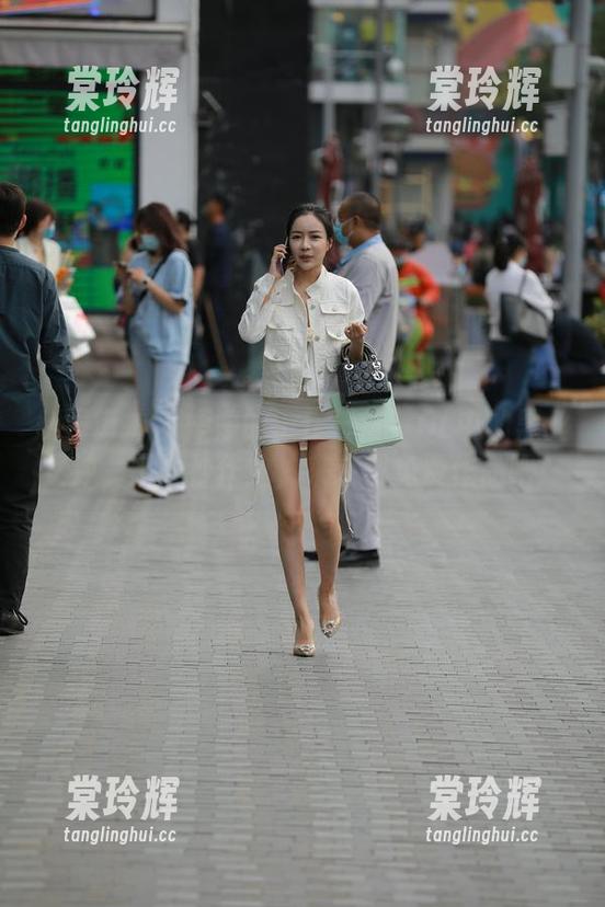 魔镜街拍-婷婷 魔镜街拍 - 婷婷的工作日常:OL中的黑丝女神,不怕抄作业,来获取免费作品吧!
